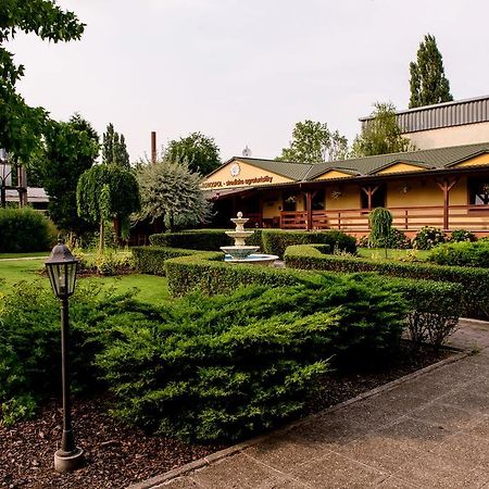 Hotel Slnecny Dvor Michalovce Exterior foto