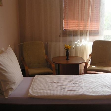 Hotel Slnecny Dvor Michalovce Habitación foto