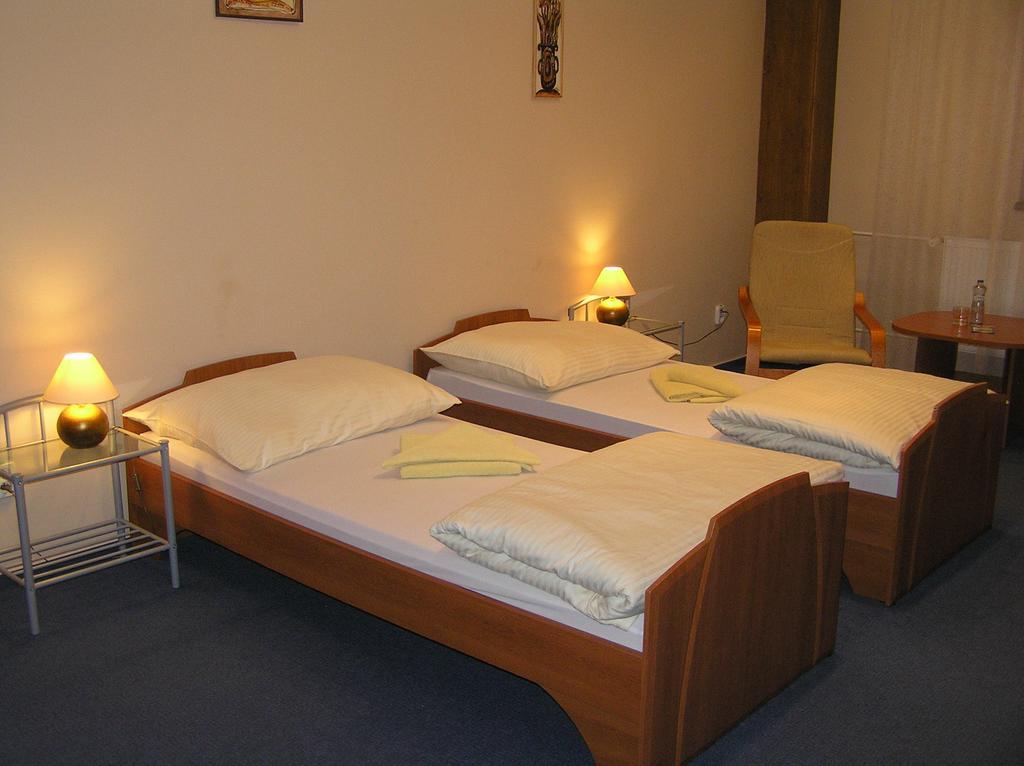 Hotel Slnecny Dvor Michalovce Habitación foto