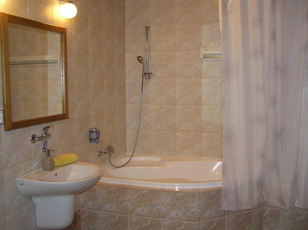 Hotel Slnecny Dvor Michalovce Habitación foto