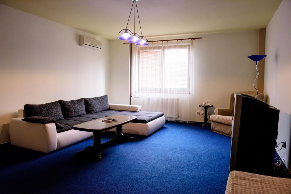 Hotel Slnecny Dvor Michalovce Habitación foto