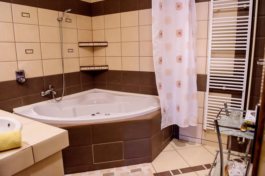 Hotel Slnecny Dvor Michalovce Habitación foto
