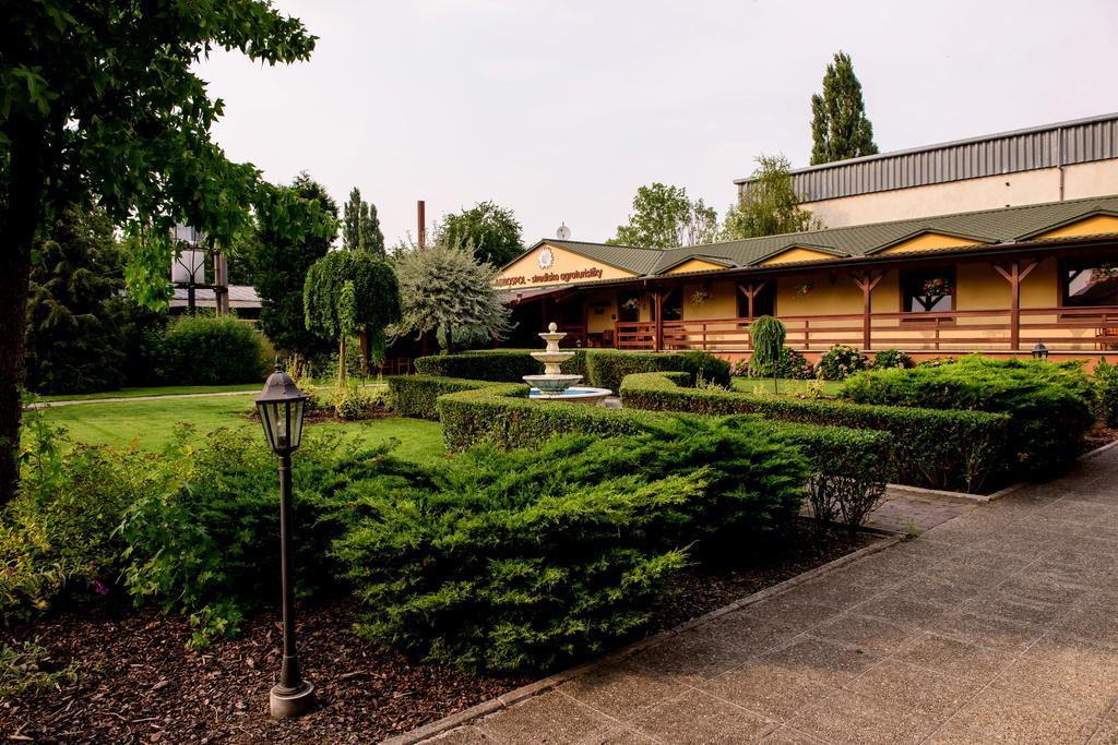 Hotel Slnecny Dvor Michalovce Exterior foto