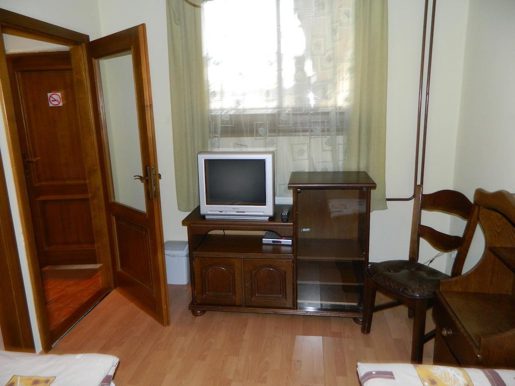 Hotel Slnecny Dvor Michalovce Habitación foto