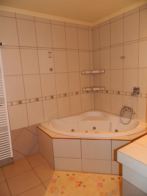 Hotel Slnecny Dvor Michalovce Habitación foto