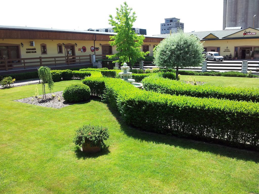 Hotel Slnecny Dvor Michalovce Exterior foto