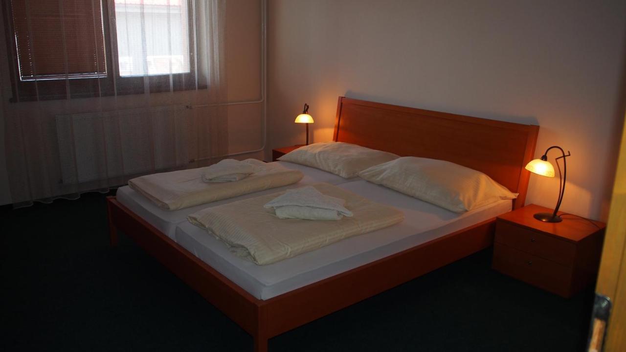 Hotel Slnecny Dvor Michalovce Exterior foto