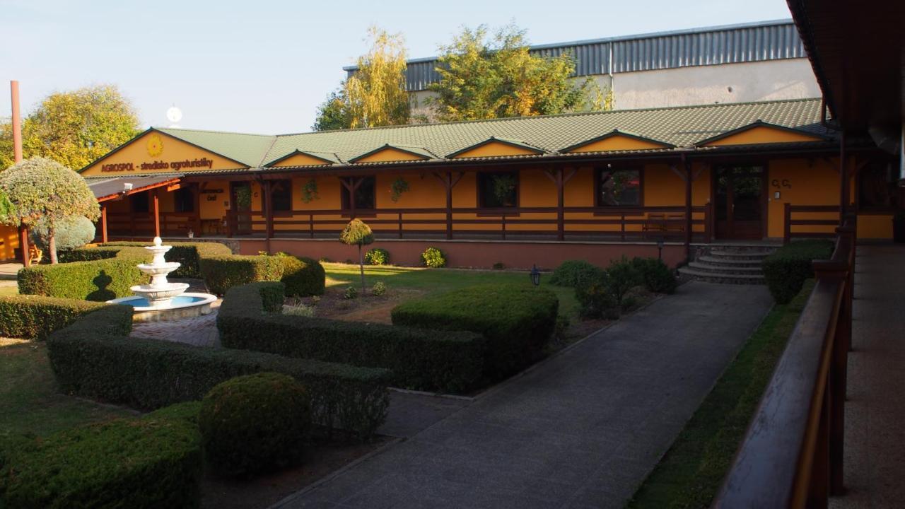 Hotel Slnecny Dvor Michalovce Exterior foto