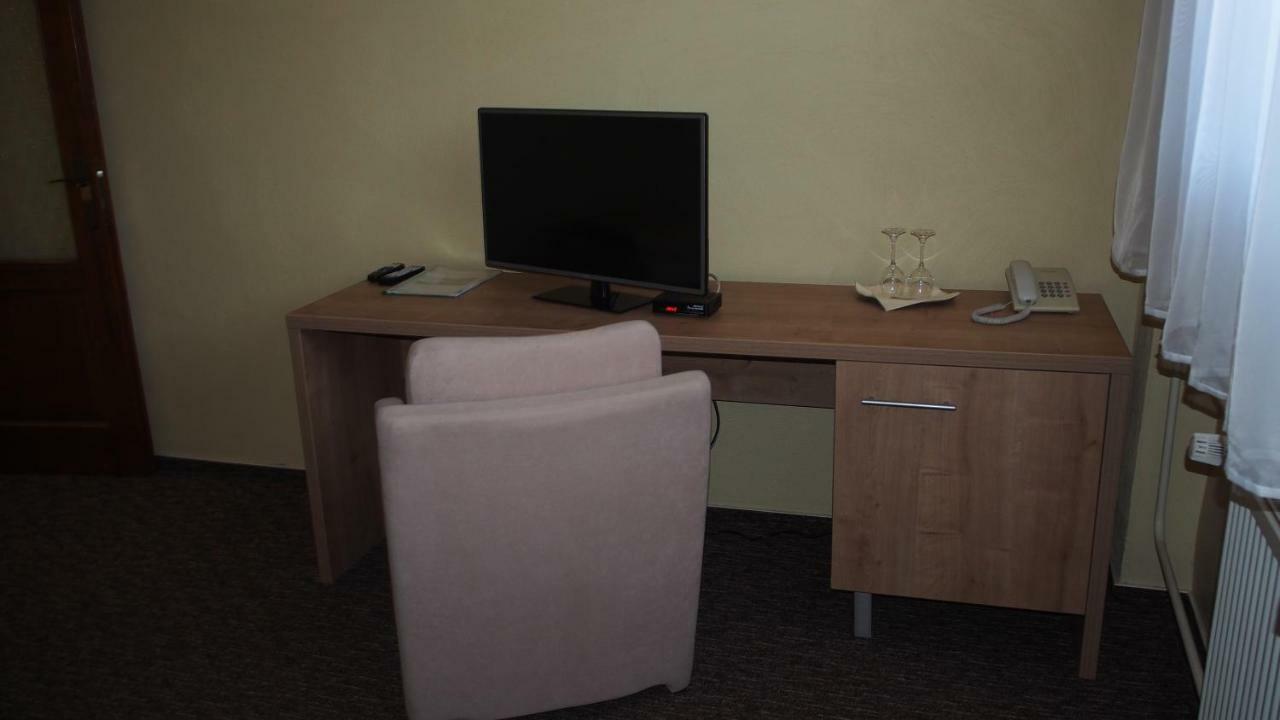 Hotel Slnecny Dvor Michalovce Exterior foto