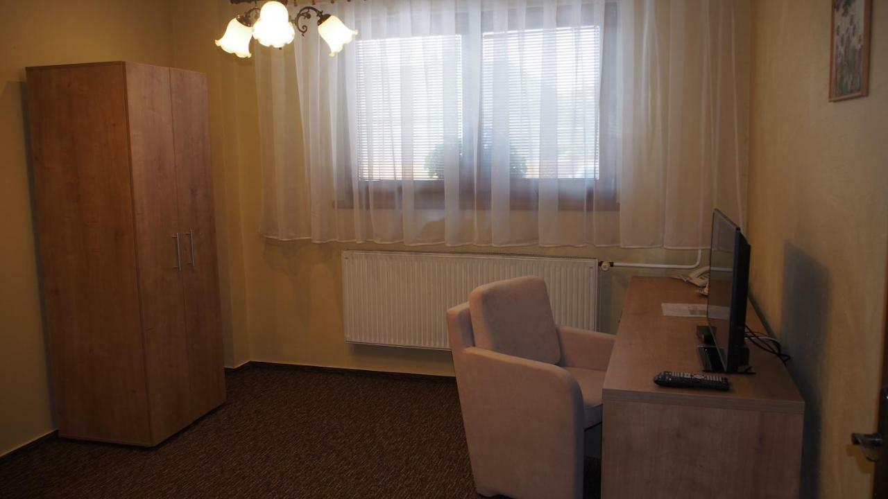 Hotel Slnecny Dvor Michalovce Exterior foto
